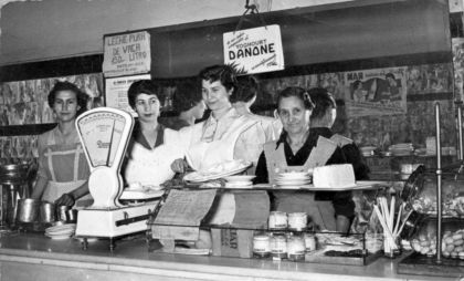 Archivo de la asociación cultural El Hocino de Blesa. Mujeres de Blesa trabajando en una granja catalana en Barcelona